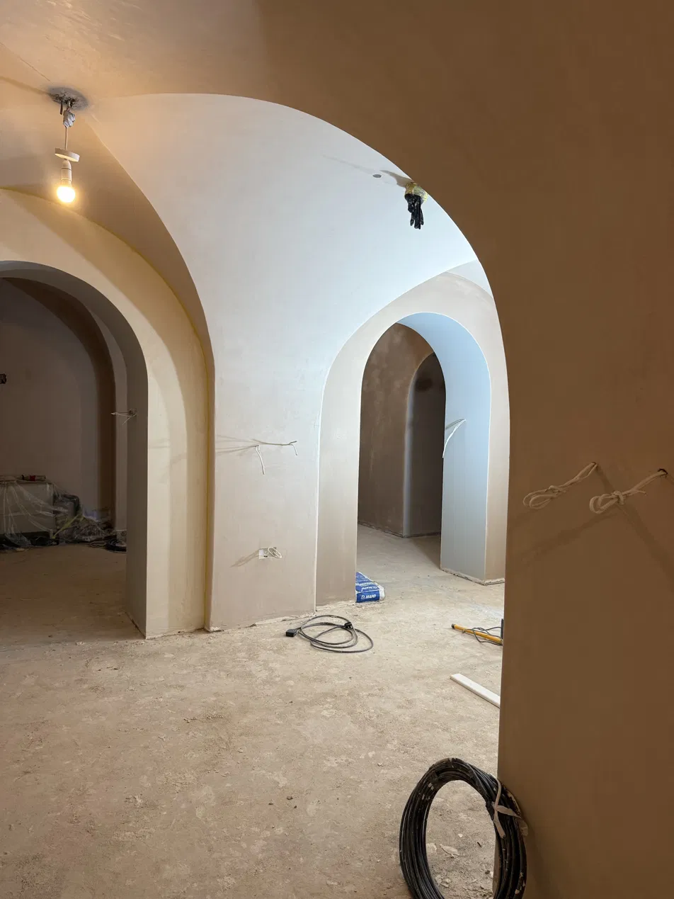 Polished plaster to vaulted arches and curved ceilings