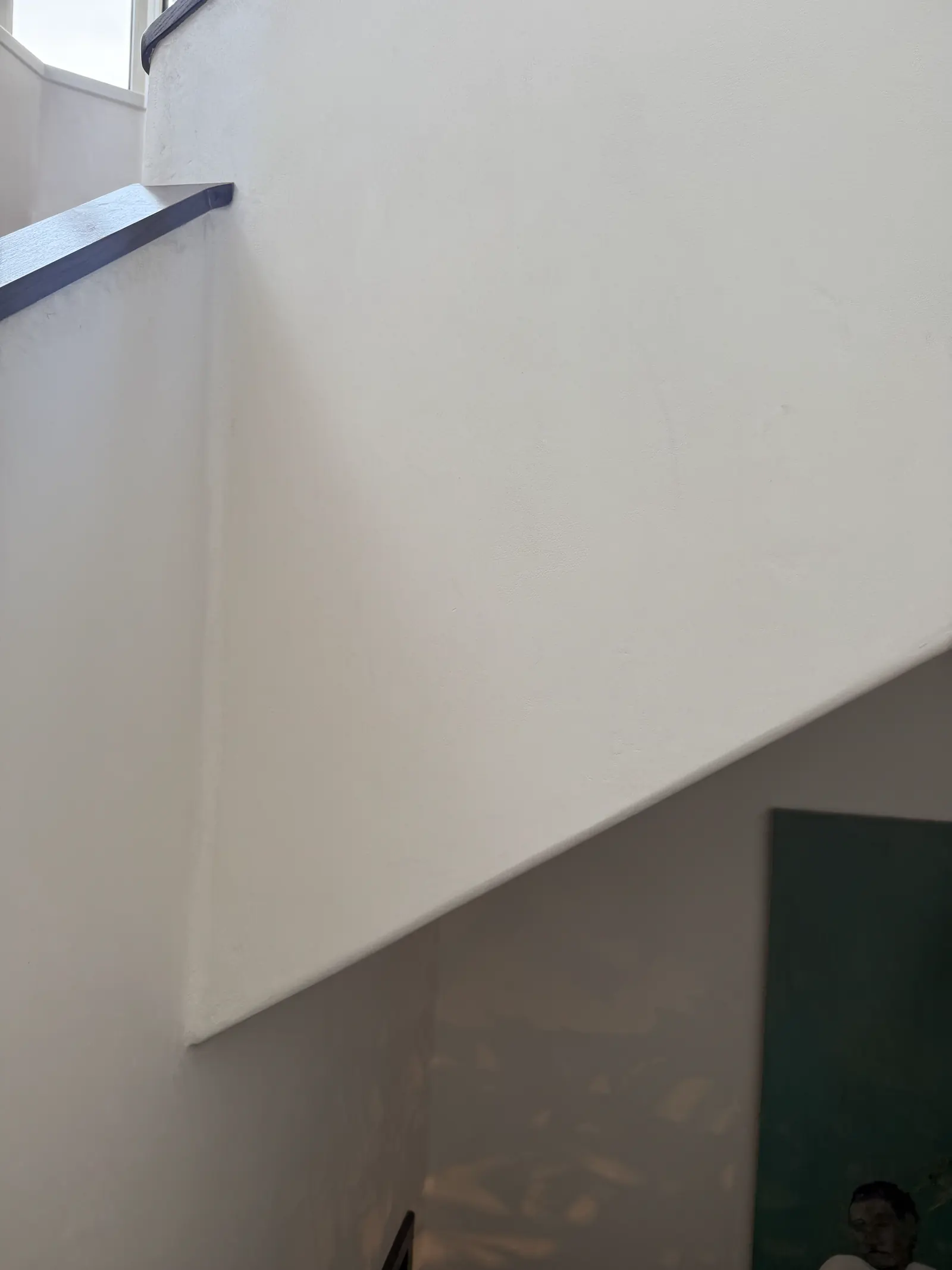 Smooth curved tadelakt plaster wall